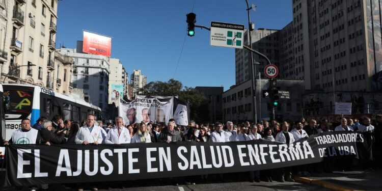 MASIVO ABRAZO AL HOSPITAL DE CLÍNICAS JOSÉ DE SAN MARTÍN, EN RECLAMO POR SU CRÍTICA SITUACIÓN PRESUPUESTARIA