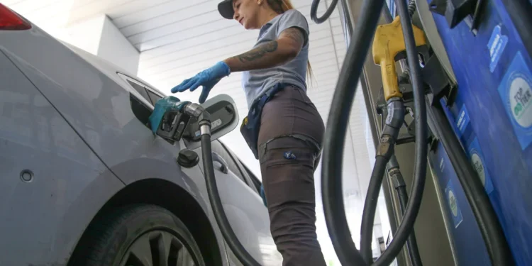 Tras cuatro meses de suba, se frenó la venta de combustibles y cayó 1,16% en julio