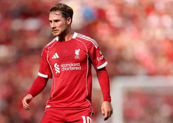 El Liverpool buscará cortar su mala racha en la Premier League ante el Aston Villa del “Dibu” Martínez