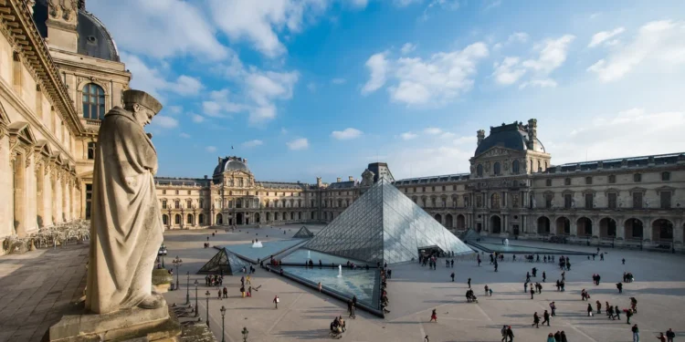 El Louvre aplicará un aumento del 45% para turistas y se convertirá en el museo más caro del mundo