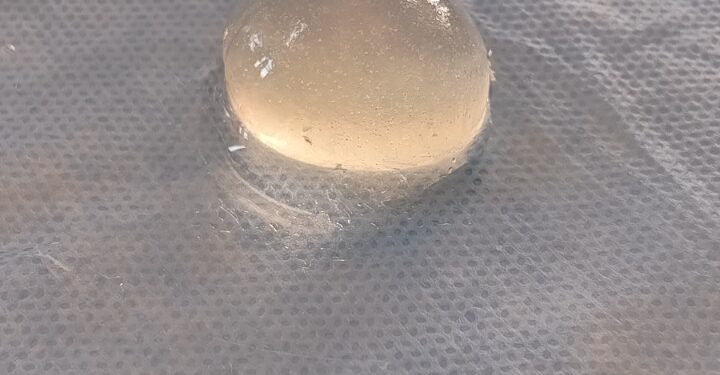Premian a estudiantes que desarrollaron cápsulas de agua comestibles y biodegradables