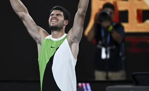 Alcaraz le ganó un partido inolvidable a Zverev y avanzó a la final en el Abierto de Australia