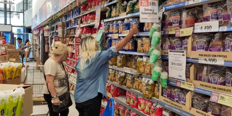 Febrero complica la meta oficial de inflación: consultoras prevén otro mes con alza cercana al 3%