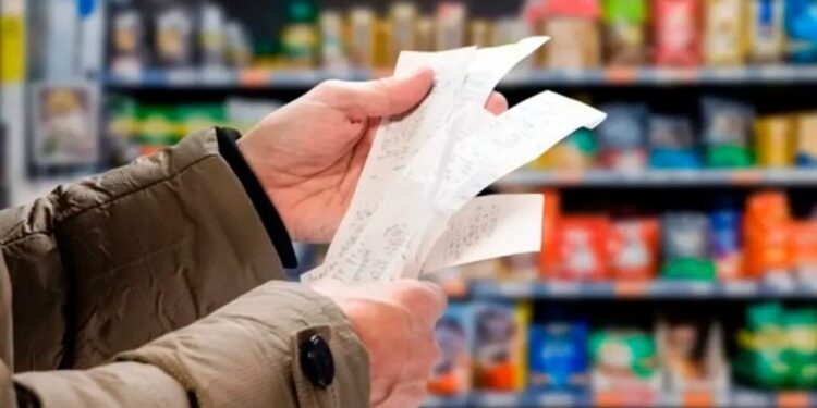 Deudas en las familias: economista propone recortar en alimentos