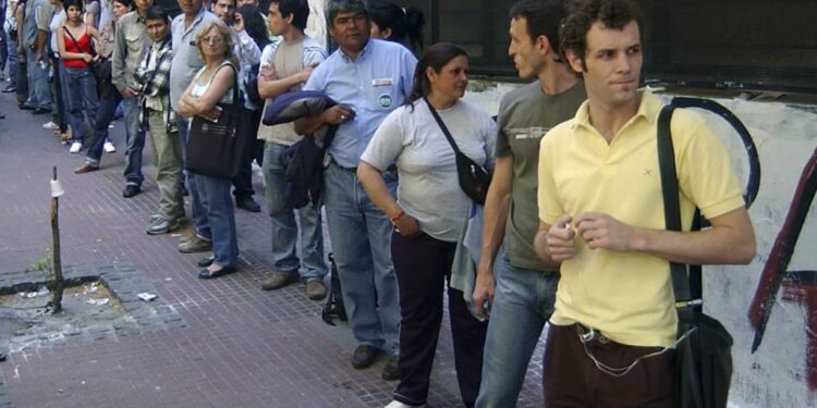 Más gente, desocupada o disconforme, sale a buscar trabajo mientras la oferta de empleos se contrae