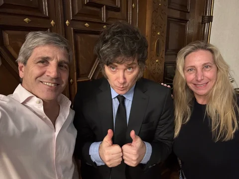 Milei y Caputo apuestan al blindaje empresario en la Amcham 2026