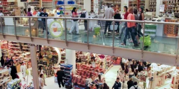 El consumo de los hogares en bienes y servicios finales siguió siendo negativo en marzo