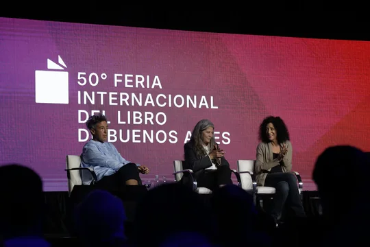 Tres escritoras abrieron el debate en la Feria del Libro con una charla atravesada por política y literatura
