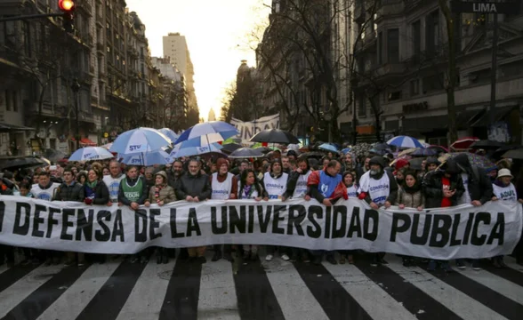 Los sueldos universitarios pierden 32% con Milei: cuánto necesitan para recomponerse