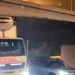 Un camión quedó trabado en un puente sobre la Avenida General Paz