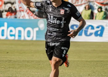 Morón le ganó a Racing de Córdoba por 2-1 y es el único líder de la zona A de la Primera Nacional 2026