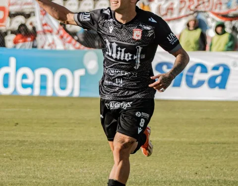 Morón le ganó a Racing de Córdoba por 2-1 y es el único líder de la zona A de la Primera Nacional 2026