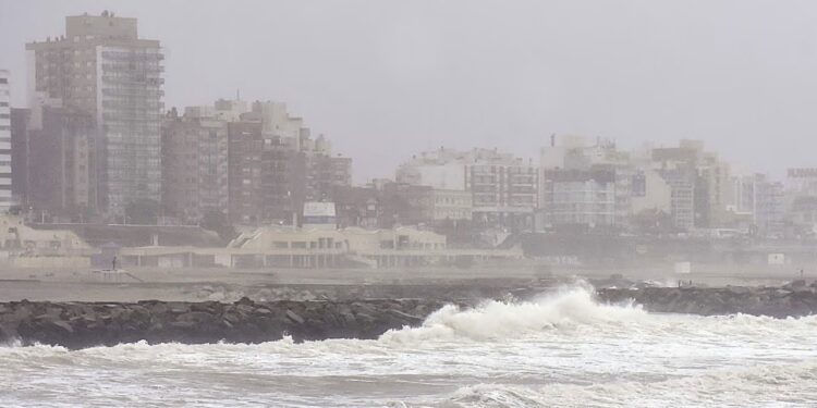 Tras el golpe de la ciclogénesis, extienden el alerta meteorológico en Mar del Plata: esperan ráfagas de 80 km/h