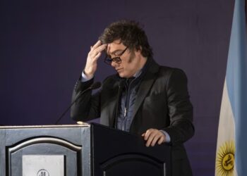 Los malabares de Milei para evitar el choque entre Santiago Caputo y los Menem