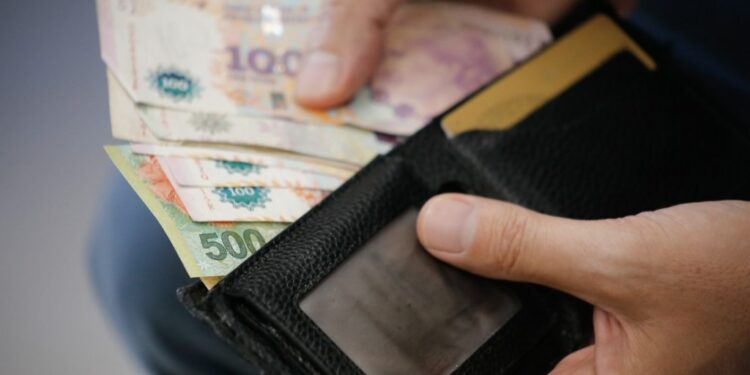 Salario insuficiente: 7 de cada 10 trabajadores argentinos gastan su sueldo en menos de 14 días