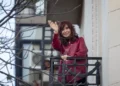 Volvieron a reunirse militantes frente al edificio de Cristina Kirchner, a casi un año de su detención domiciliaria