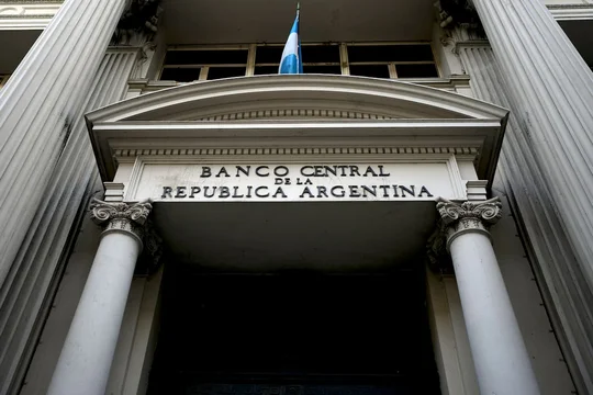El Banco Central flexibiliza el acceso a créditos en dólares para empresas no exportadoras
