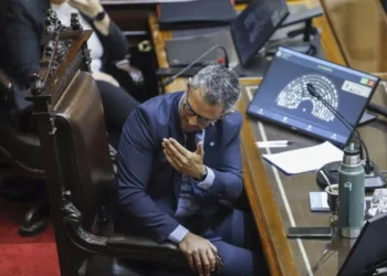 Cómo se gestó la jugada de ajedrez del oficialismo para desinflar la sesión opositora por Adorni