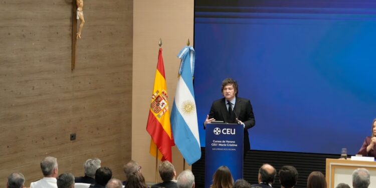 Milei dice que cree en la honestidad de Adorni, pero si la Justicia lo considera culpable lo «eyecta»