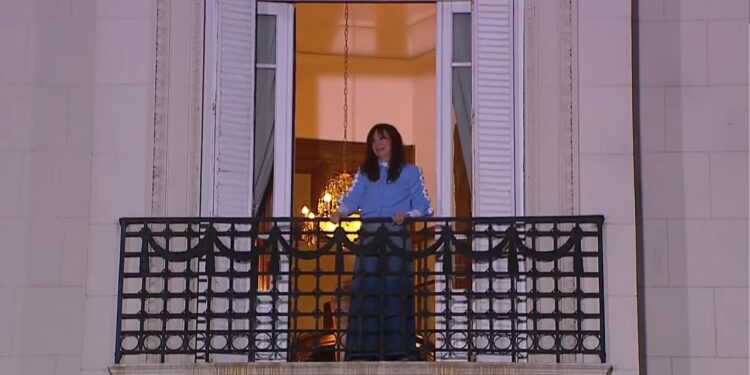 Cristina Kirchner salió al balcón a saludar a la militancia que se movilizó desde Parque Lezama
