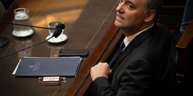 El oficialismo somete a debate los alcances de la moción de censura y se juega a blindar a Adorni