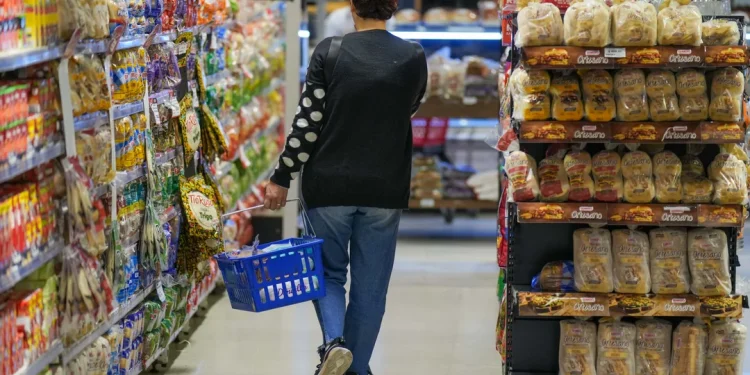 El consumo masivo volvió a caer en junio: cuánto fue el descenso en el primer semestre