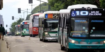 El Gobierno flexibilizó normas para el funcionamiento de colectivos con más de 10 años de uso