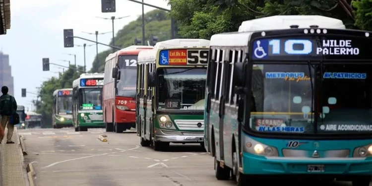 El Gobierno flexibilizó normas para el funcionamiento de colectivos con más de 10 años de uso
