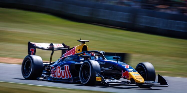 El piloto argentino Mattia Colnaghi completó la carrera Sprint del Gran Premio de Gran Bretaña de Fórmula 3, correspondiente a la quinta fecha de la temporada 2026, y finalizó en el 15.º puesto tras una competencia con escasas alternativas disputada este sábado en el circuito de Silverstone.