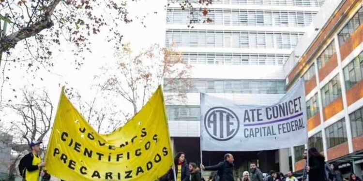 Investigadores del CONICET encaran una nueva protesta bajo una posible ola de despidos