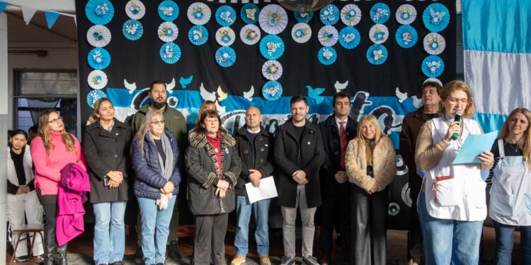 Más de 300 estudiantes de Berazategui prometieron lealtad a la Bandera argentina