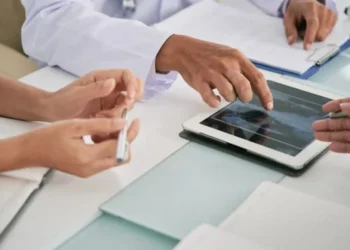 Expedientes clínicos electrónicos y datos genéticos para predecir el riesgo de enfermedades a lo largo de la vida