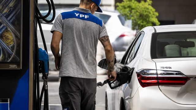 El precio de los combustibles aumentó más de 550% en la gestión de Milei y deterioró a los salarios del sector privado
