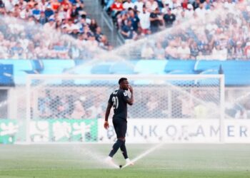 Un delantero que generó polémica en el Mundial 2026 podría jugar con Senesi y “Cuti” Romero
