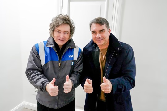 En el Gobierno admiten que un triunfo de Flavio Bolsonaro en Brasil podría eclipsar la figura de Milei