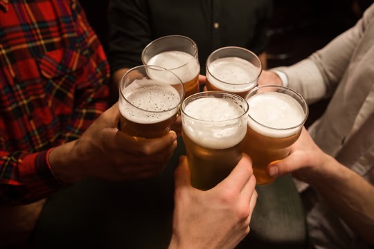 Día Internacional de la Cerveza: los 3 datos claves para servirla