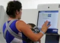 El Gobierno automatiza la verificación de controles de salud y escolaridad para el cobro de la AUH