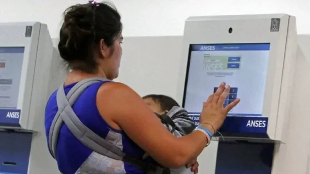 El Gobierno automatiza la verificación de controles de salud y escolaridad para el cobro de la AUH