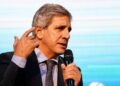 Caputo ironizó sobre el consumo en la calle Corrientes en contraposición a las críticas al rumbo económico