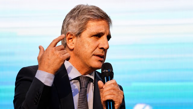 Caputo ironizó sobre el consumo en la calle Corrientes en contraposición a las críticas al rumbo económico