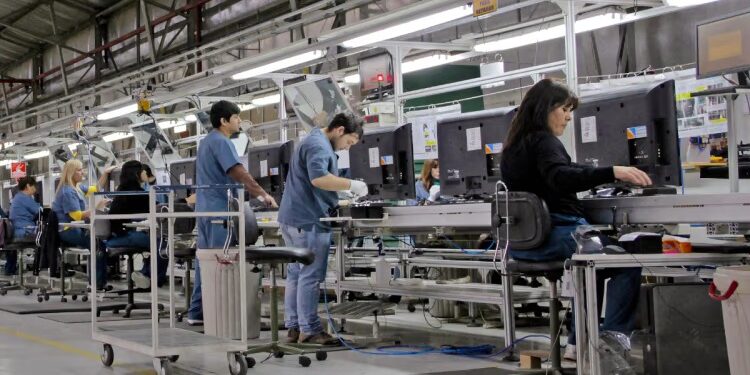 Crecimiento sin empleo: 8 de los 10 sectores de mayor expansión en la era Milei perdieron puestos laborales