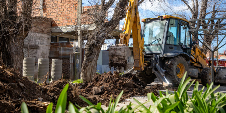Berazategui: la Municipalidad avanza con tareas de saneamiento, recambio de cañerías y colocación de nuevos sumideros