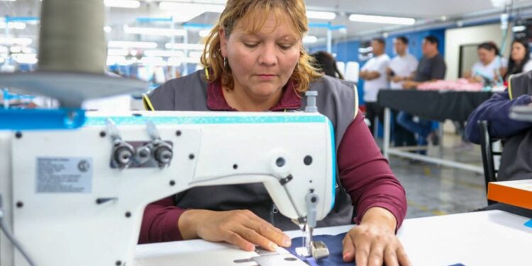 Mercado laboral: cambiar un empleo formal por la informalidad cuesta hasta un 27,8% del salario real