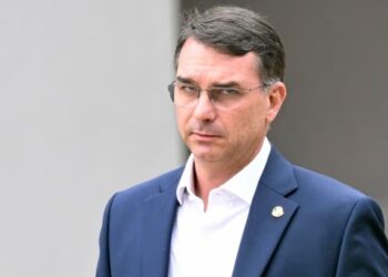 La fiscalía desestimó la denuncia por el ingreso de Flávio Bolsonaro al país