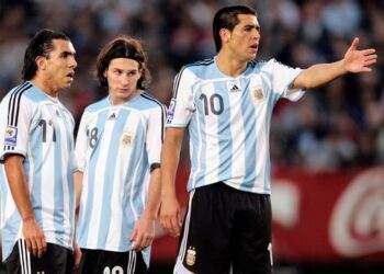 Carlos Tévez confirmó la presencia de Lionel Messi y Riquelme para su despedida