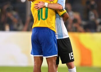 “Qué placer haber formado parte de tu historia”, Ronaldinho saludó a Messi por su retiro de la Selección