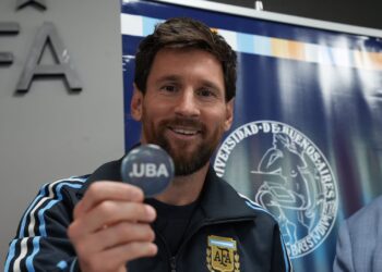 ANTES DE SU DESPEDIDA DE LA SELECCIÓN, LIONEL MESSI RECIBIÓ EL DOCTORADO HONORIS CAUSA DE LA UBA
