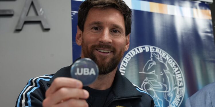 ANTES DE SU DESPEDIDA DE LA SELECCIÓN, LIONEL MESSI RECIBIÓ EL DOCTORADO HONORIS CAUSA DE LA UBA
