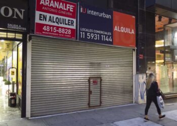Indumentaria en jaque: locales cerrados, emprendimientos frustrados y el negocio de la ropa usada en ascens
