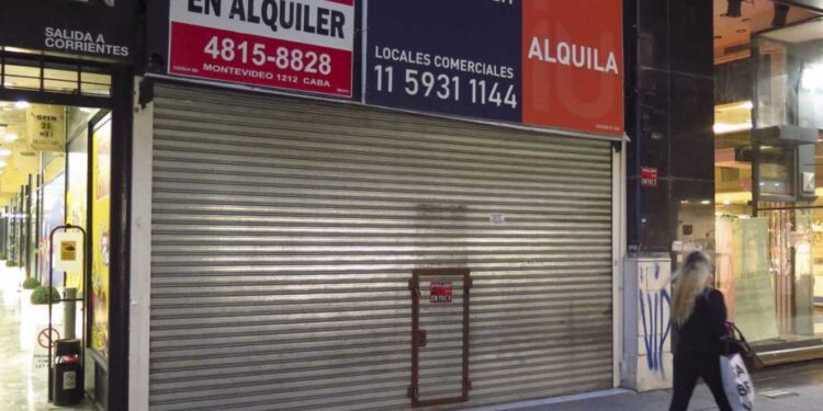 Indumentaria en jaque: locales cerrados, emprendimientos frustrados y el negocio de la ropa usada en ascens